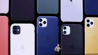 בכיר בחברת אפל מציג את האייפון החדש. | EPA בכיר בחברת אפל מציג את האייפון החדש. | EPA