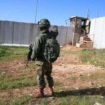 תחושת שטח. חייל בעמדת שמירה ליד בית-אל. | מרים צחי