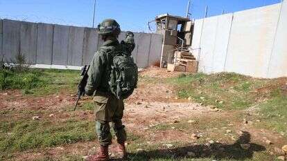 תחושת שטח. חייל בעמדת שמירה ליד בית-אל. | מרים צחי