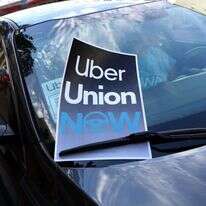 כרזה שדורשת את איגוד עובדי "אובר". | AFP