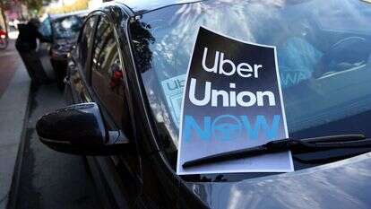 כרזה שדורשת את איגוד עובדי "אובר". | AFP