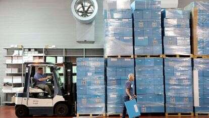 הובלת קלפיות בשוהם כהכנה לבחירות. | EPA