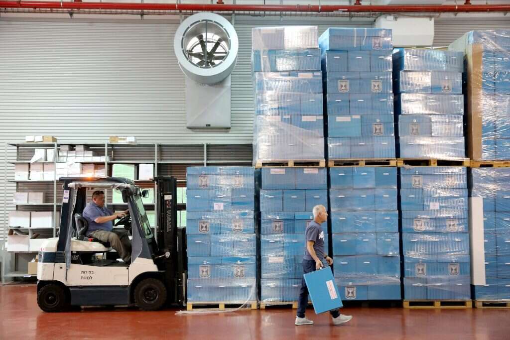 הובלת קלפיות בשוהם כהכנה לבחירות. | EPA