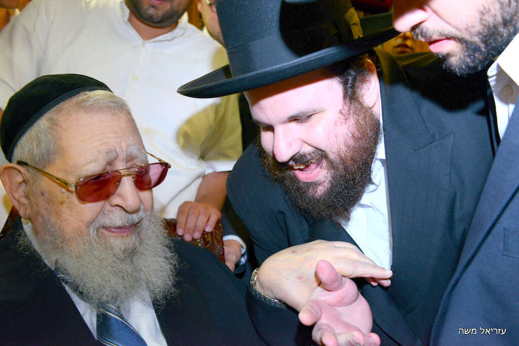 יוסי גיל מקבל ברכה מהרב עובדיה. | עזריאל משה