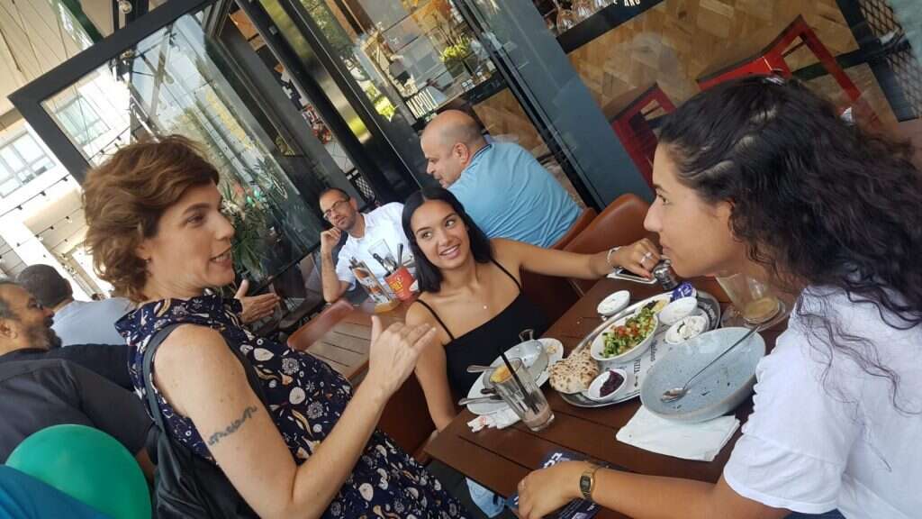 תמר זנדברג פוגשת מצביעים פוטנציאליים. | שירית אביטן-כהן