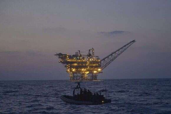 כלי שיט צה"לי על רקע אסדת גז. | דובר צה"ל כלי שיט צה"לי על רקע אסדת גז. | דובר צה"ל