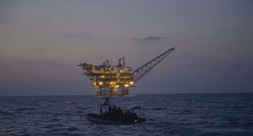 כלי שיט צה"לי על רקע אסדת גז. | דובר צה"ל כלי שיט צה"לי על רקע אסדת גז. | דובר צה"ל