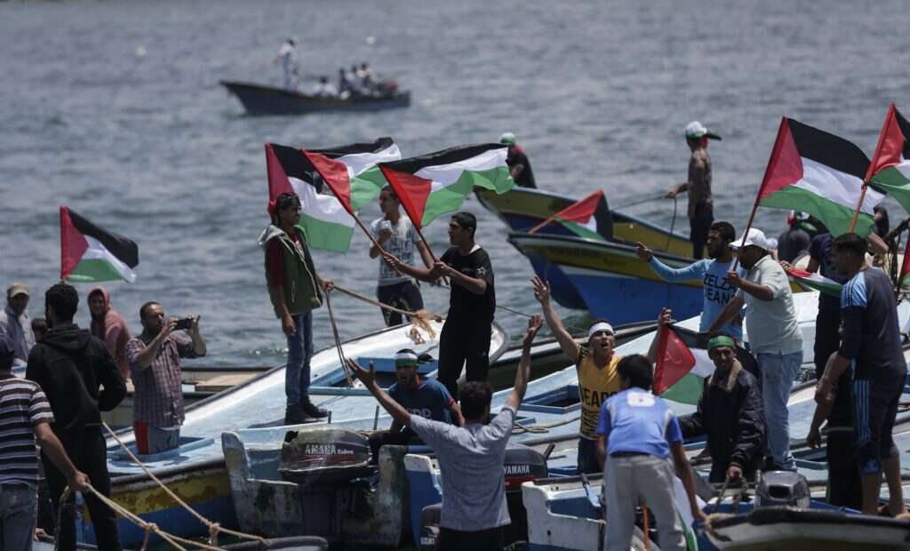 תושבי עזה מוחים על המצור הימי. | AFP תושבי עזה מוחים על המצור הימי. | AFP