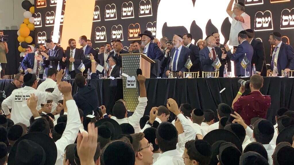 אריה דרעי במטה ש"ס. | נועם אמיר