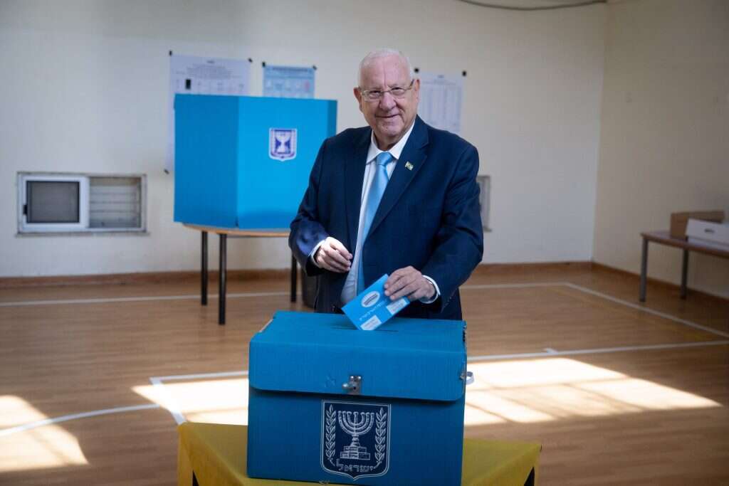 הנשיא ריבלין מצביע בירושלים. | יונתן זינדל, פלאש 90