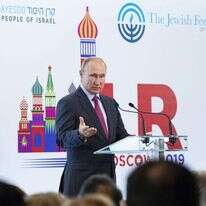 ולדימיר פוטין בנאומו בכנס "קרן היסוד" במוסקבה. | EPA