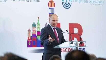 ולדימיר פוטין בנאומו בכנס "קרן היסוד" במוסקבה. | EPA