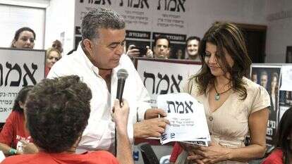 פרץ ולוי-אבקסיס במטה מפלגת העבודה. | פלאש 90