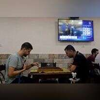 בית קפה בחברון במהלך פרסום תוצאות המדגמים. | רויטרס