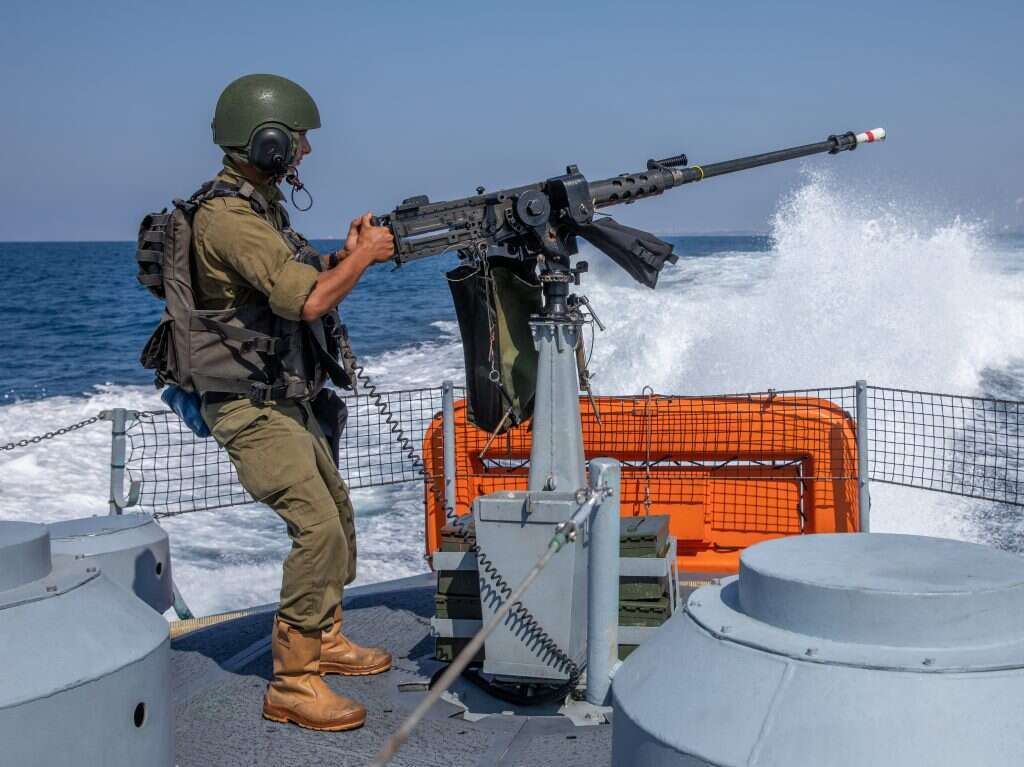 לוחם צה"ל על הסיפון. | יוסי אלוני לוחם צה"ל על הסיפון. | יוסי אלוני