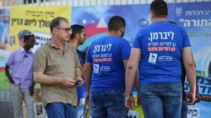 שלטי בחירות סמוך לתחנת ההצבעה בשדרות. | לירון מולדובן שלטי בחירות סמוך לתחנת ההצבעה בשדרות. | לירון מולדובן