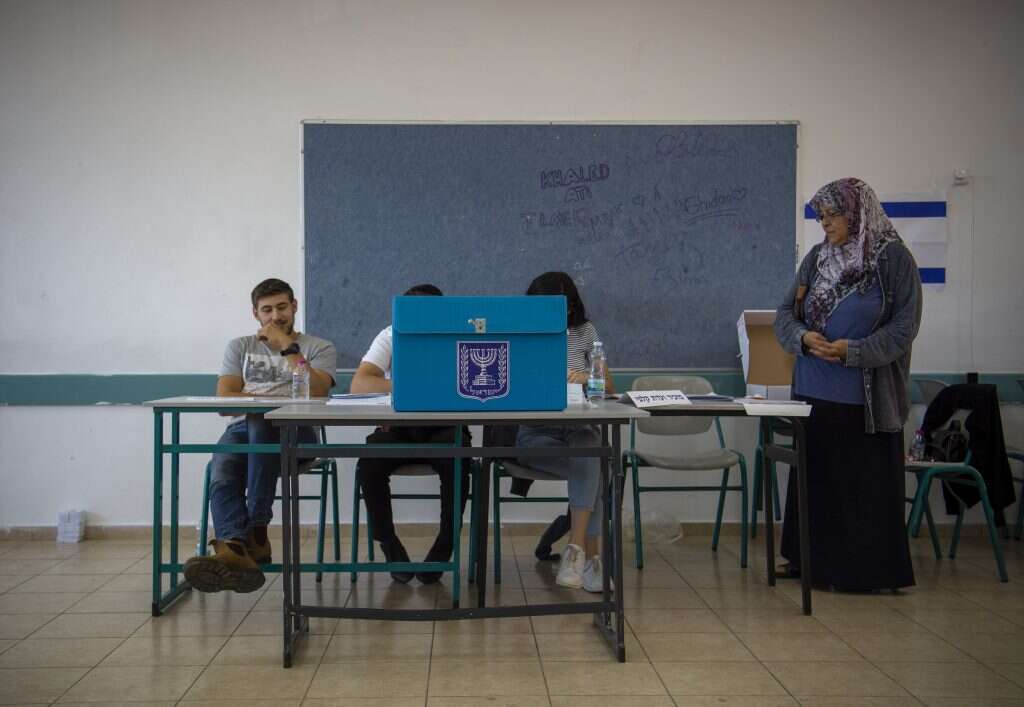 מצביעה בקלפי בנצרת, ביום שלישי. | גיל אליהו, ג'יני מצביעה בקלפי בנצרת, ביום שלישי. | גיל אליהו, ג'יני
