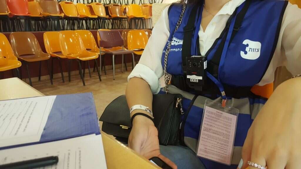 פקחית עם מצלמה בקלפי. | יאיר קראוס