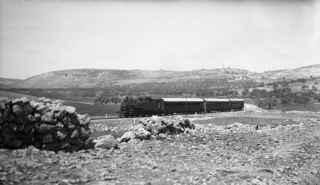 מלחה שלטה על המסילה. הרכבת הבריטית ליד ירושלים. | פרדריק קלאף