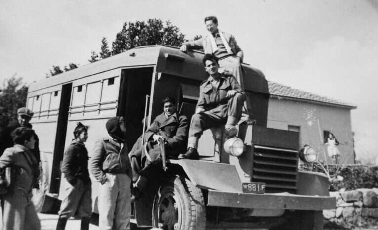 הצמא והמחסור דרשו מהארגונים הלוחמים לפעול לפתיחת דרכים נוספות מהשפלה אל העיר. שיירה לירושלים. | אוסף פרטי