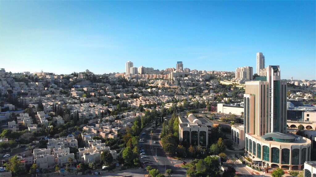 שכונה פורחת. מלחה היום. | שאטרסטוק