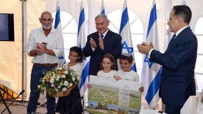 בנימין נתניהו וראש המועצה דוד אלחייני (משמאל) בישיבת הממשלה בבקעה, בשבוע שעבר. | חיים צח, לע"מ