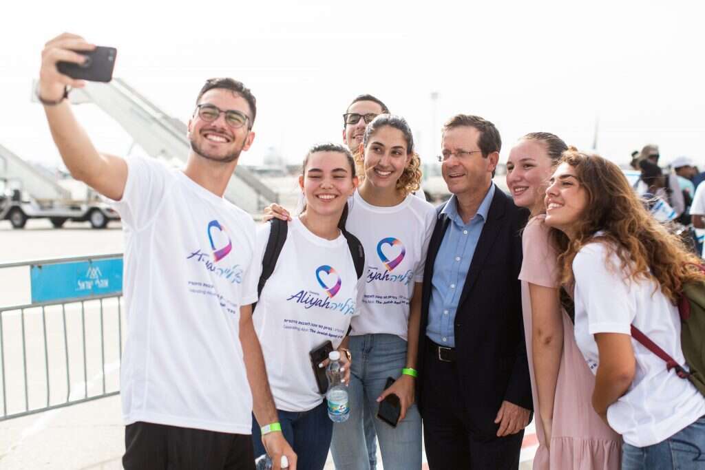 יו"ר הסוכנות היהודית יצחק הרצוג עם עולים חדשים, יולי 2019. | אבישג שאר-ישוב