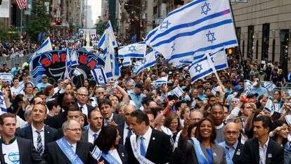 תהלוכה לציון 70 שנה למדינת ישראל בשדרה החמישית בניו־יורק. | אנצ'ו ג'וש, ג'יני תהלוכה לציון 70 שנה למדינת ישראל בשדרה החמישית בניו־יורק. | אנצ'ו ג'וש, ג'יני