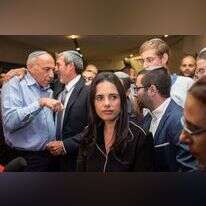 שקד במטה ימינה בליל הבחירות. | אבישג שאר-ישוב