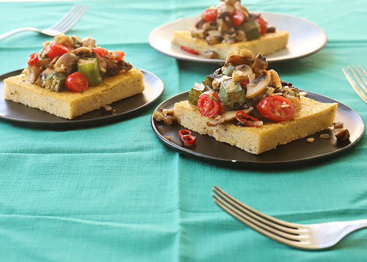 פולנטה אפויה עם פטריות צלויות,עגבניות מיובשות ובמיה. | אפרת ליכטנשטט