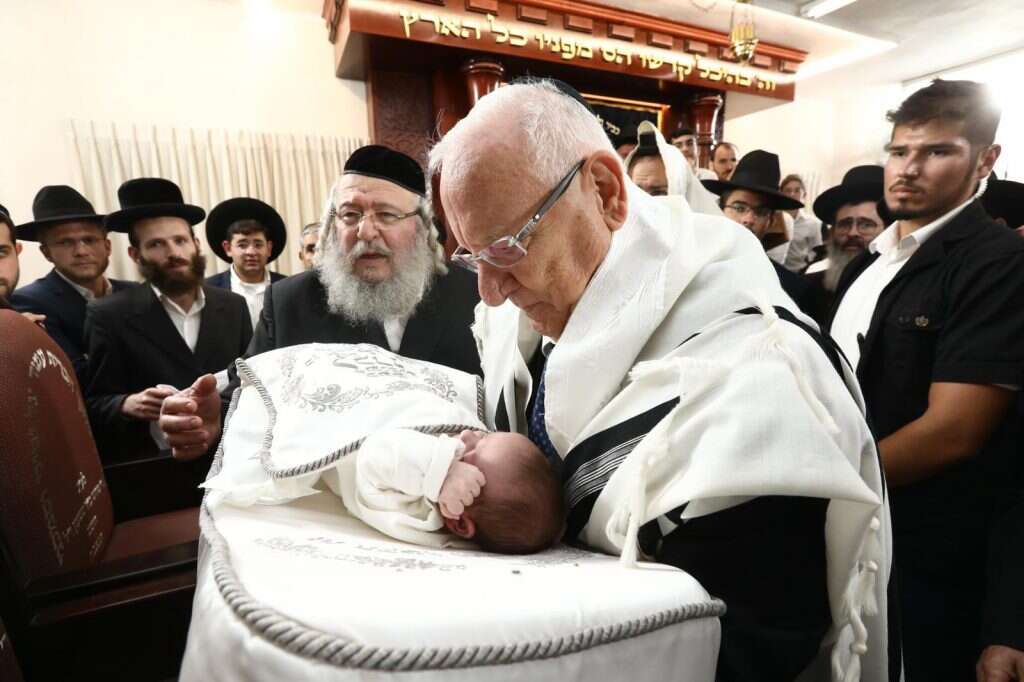 הנשיא ריבלין כסנדק בברית לבנה של רביץ. | שלומי כהן