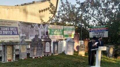 הטקס בבית העלמין. | ריקי רט