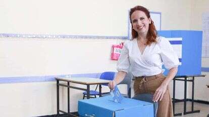 סתיו שפיר מצביעה בתל אביב