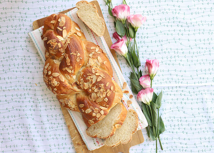 חלה מתוקה עם סילאן ושקדים. | אפרת ליכטנשטט חלה מתוקה עם סילאן ושקדים. | אפרת ליכטנשטט