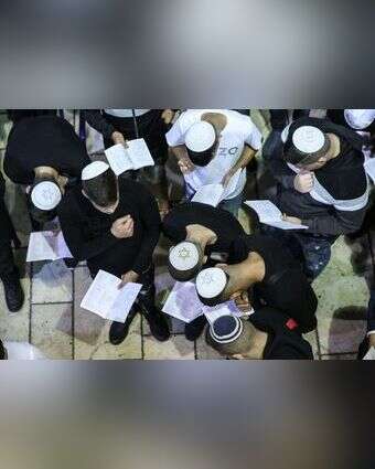 אמירת סליחות בכותל המערבי. אילוסטרציה | דוד כהן, פלאש 90