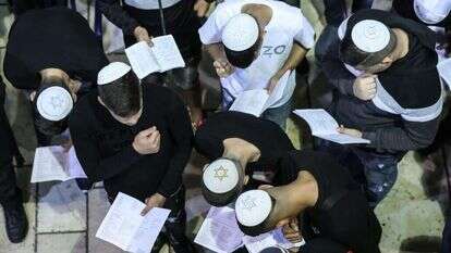 אמירת סליחות בכותל המערבי. אילוסטרציה | דוד כהן, פלאש 90 אמירת סליחות בכותל המערבי. אילוסטרציה | דוד כהן, פלאש 90