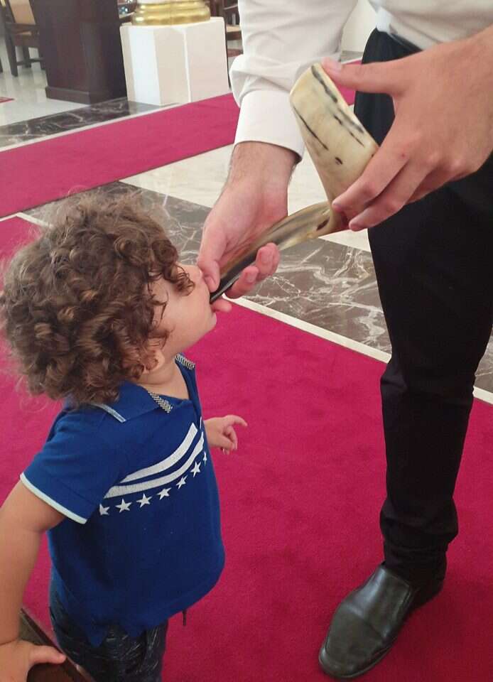 הכנות בסינגפור. | נסים ורבקה זאוודי. באדיבות: מכון שטראוס עמיאל, רשת אור תורה סטון הכנות בסינגפור. | נסים ורבקה זאוודי. באדיבות: מכון שטראוס עמיאל, רשת אור תורה סטון