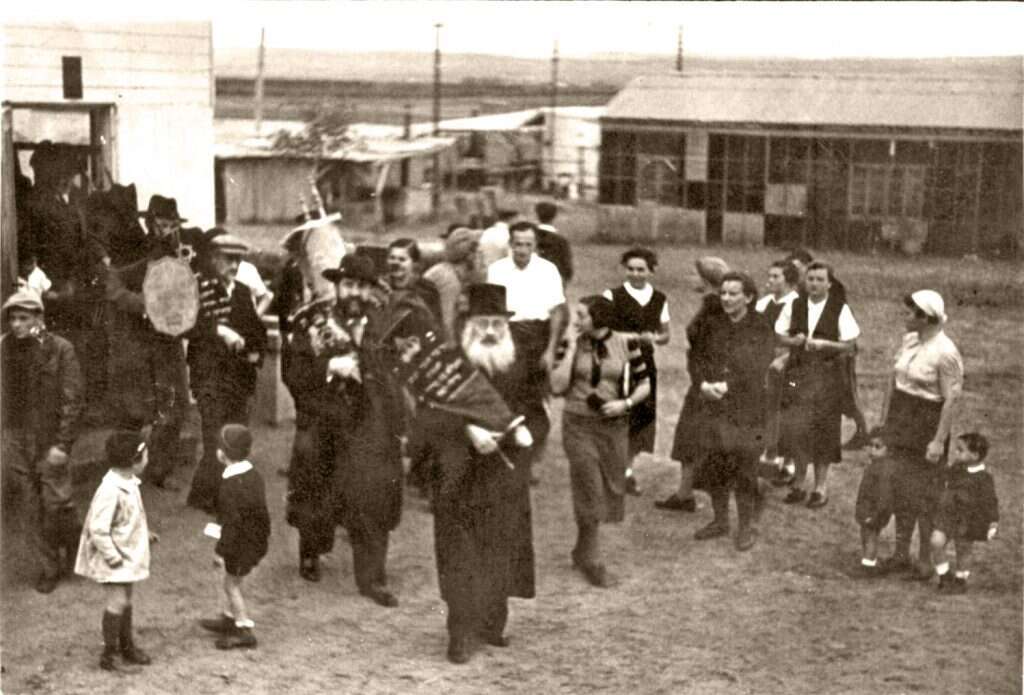 חברי ברית חלוצים דתיים בהכנסת ספר תורה בקבוצת רודגס בפתח תקווה. | ארכיון הקיבוץ הדתי