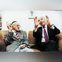 הסעיר במיוחד את החברה הדתית־לאומית, ודווקא בגלל החלק היותר רציני באישיותו הציבורית. שמעון פרס וישעיהו ליבוביץ', 1994. | משה שי, פלאש 90