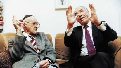 הסעיר במיוחד את החברה הדתית־לאומית, ודווקא בגלל החלק היותר רציני באישיותו הציבורית. שמעון פרס וישעיהו ליבוביץ', 1994. | משה שי, פלאש 90