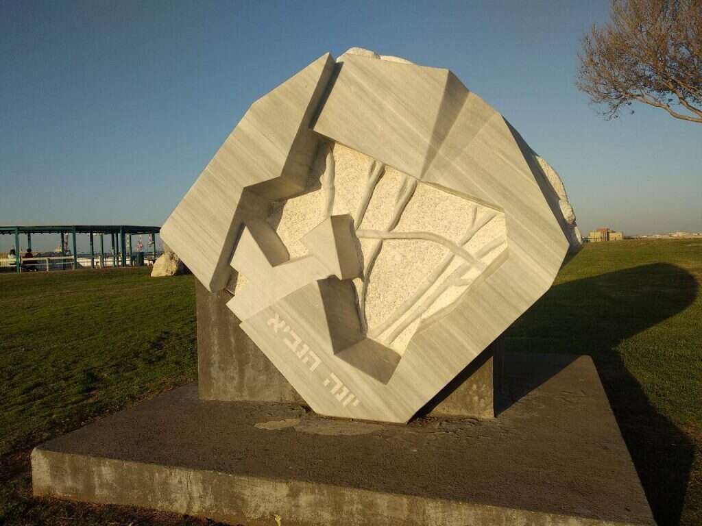 פסל המתאר את יונה שעליו צמחיית מים בגבעת יונה ליד אשדוד. | ניצן כהן