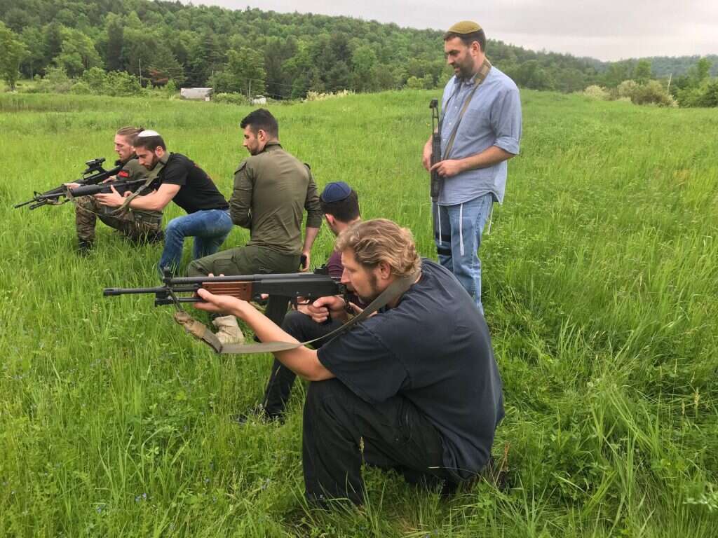 תהליך התעוררות איטי. יהודים־אמריקנים עוברים אימוני נשק. | אריאל שנבל