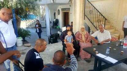 סוכת האבלים בבסמת-טבעון. במרכז: אינסף אמה של ביאן בושקאר אוחזת את נכדתה הפעוטה, אליס. | יאיר קראוס