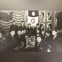 "הם חיכו לנו כמו למשיח". פרופ' הלל בלונדהיים (עומד, שני משמאל) בזמן מלחמת העולם השנייה, בטקס של חיילים יהודים שבו התארחו שני ניצולים "הם חיכו לנו כמו למשיח". פרופ' הלל בלונדהיים (עומד, שני משמאל) בזמן מלחמת העולם השנייה, בטקס של חיילים יהודים שבו התארחו שני ניצולים