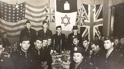 "הם חיכו לנו כמו למשיח". פרופ' הלל בלונדהיים (עומד, שני משמאל) בזמן מלחמת העולם השנייה, בטקס של חיילים יהודים שבו התארחו שני ניצולים