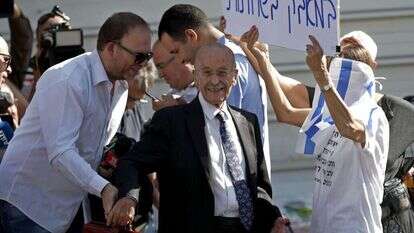 פרקליטו של נתניהו, עו"ד רם כספי, מחוץ למשרד המשפטים. | EPA