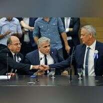 גנץ, לפיד ויעלון בישיבת המפלגה. | AFP