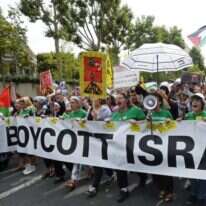 "מעין יד ארוכה של הנרטיב הפלסטיני". הפגנת המונים של תנועת החרם בפריז. | גטי אימג'ס