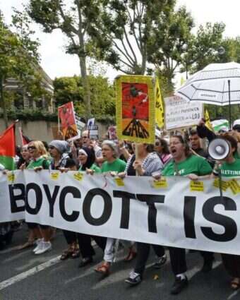 "מעין יד ארוכה של הנרטיב הפלסטיני". הפגנת המונים של תנועת החרם בפריז. | גטי אימג'ס