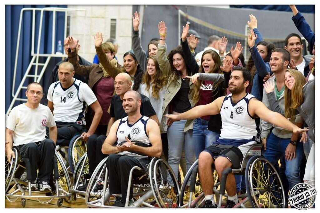 משחק כדורסל בבית הלוחם בירושלים. בן־טולילה במרכז מלפנים. | נוה בן שמואל משחק כדורסל בבית הלוחם בירושלים. בן־טולילה במרכז מלפנים. | נוה בן שמואל